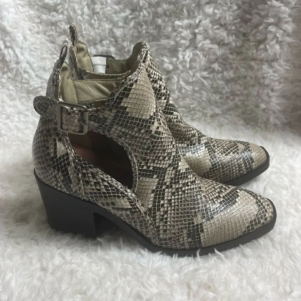 Mia Edin ankle boots snake skin prints beige and brown side buckle size 8.5